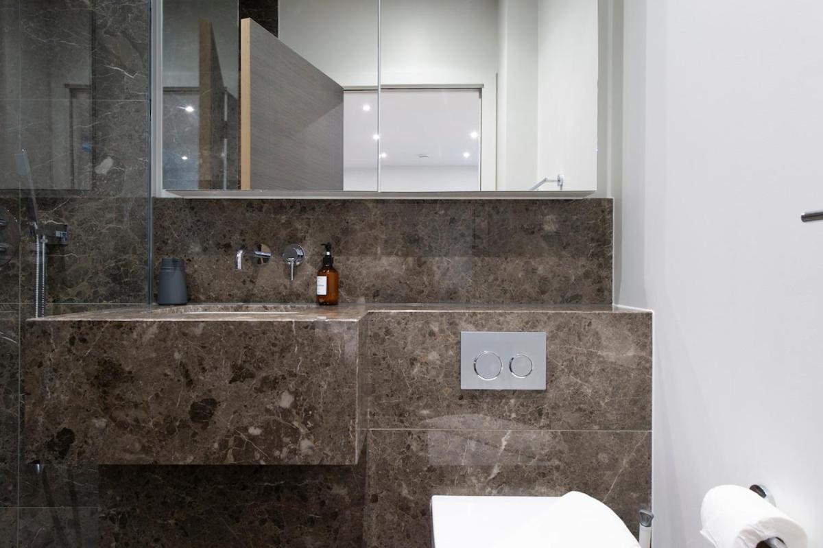 Apartment Escape - Stylish In - Chrl F16 *