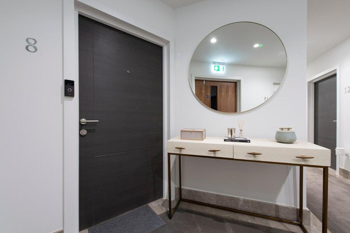 Apartment Escape - Stylish In - Chrl F16