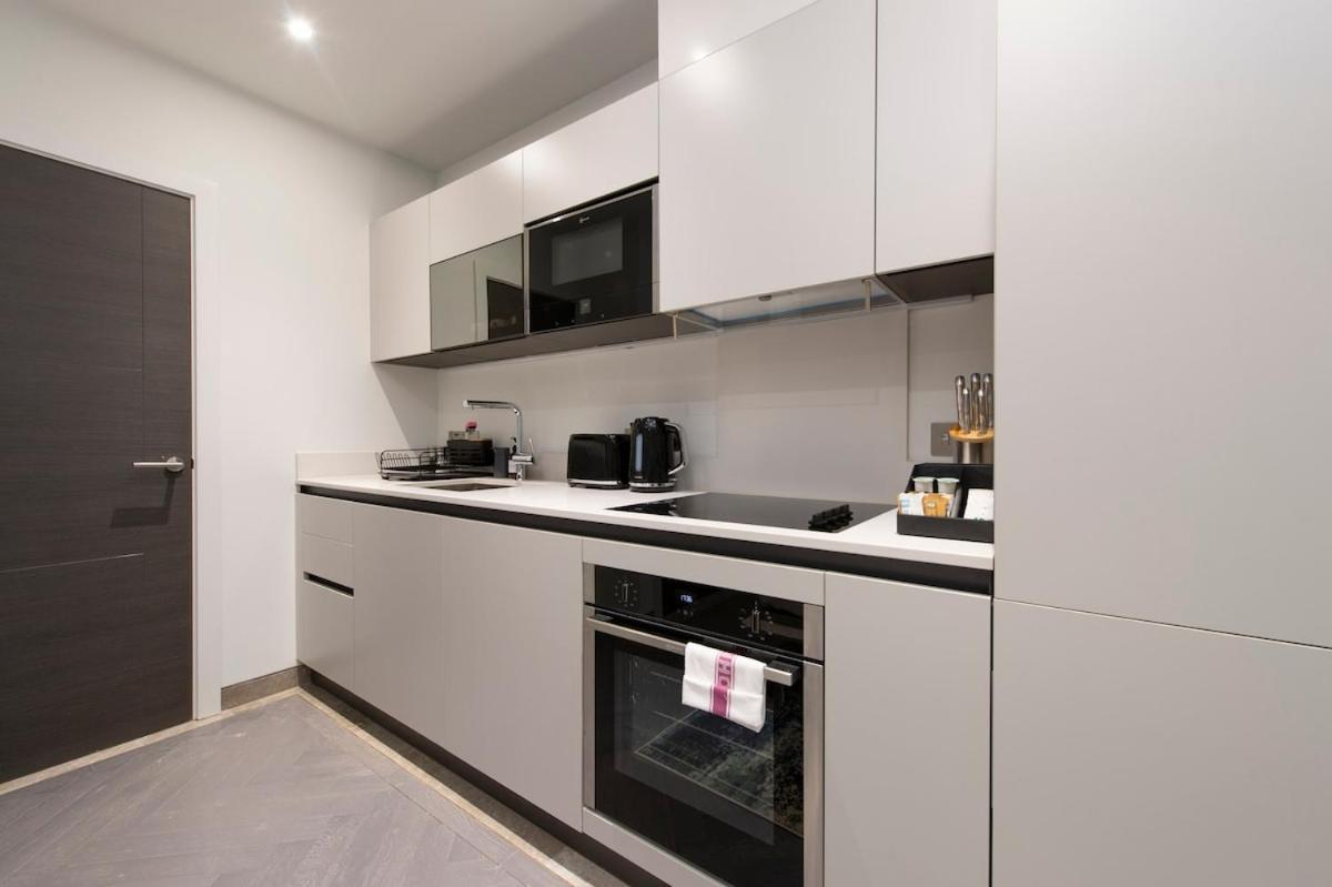 Apartment Escape - Stylish In - Chrl F16 *