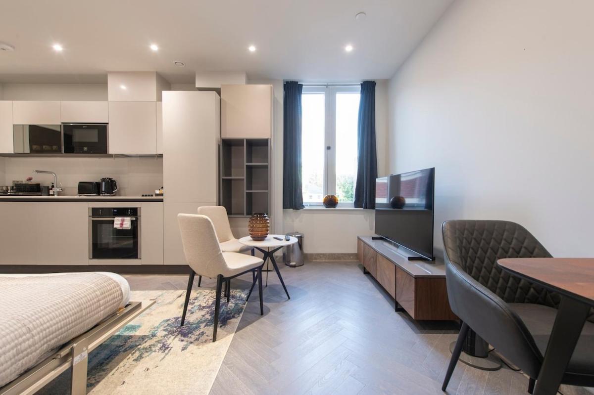 Apartment Escape - Stylish In - Chrl F16