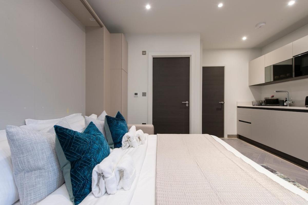 Apartment Escape - Stylish In - Chrl F16