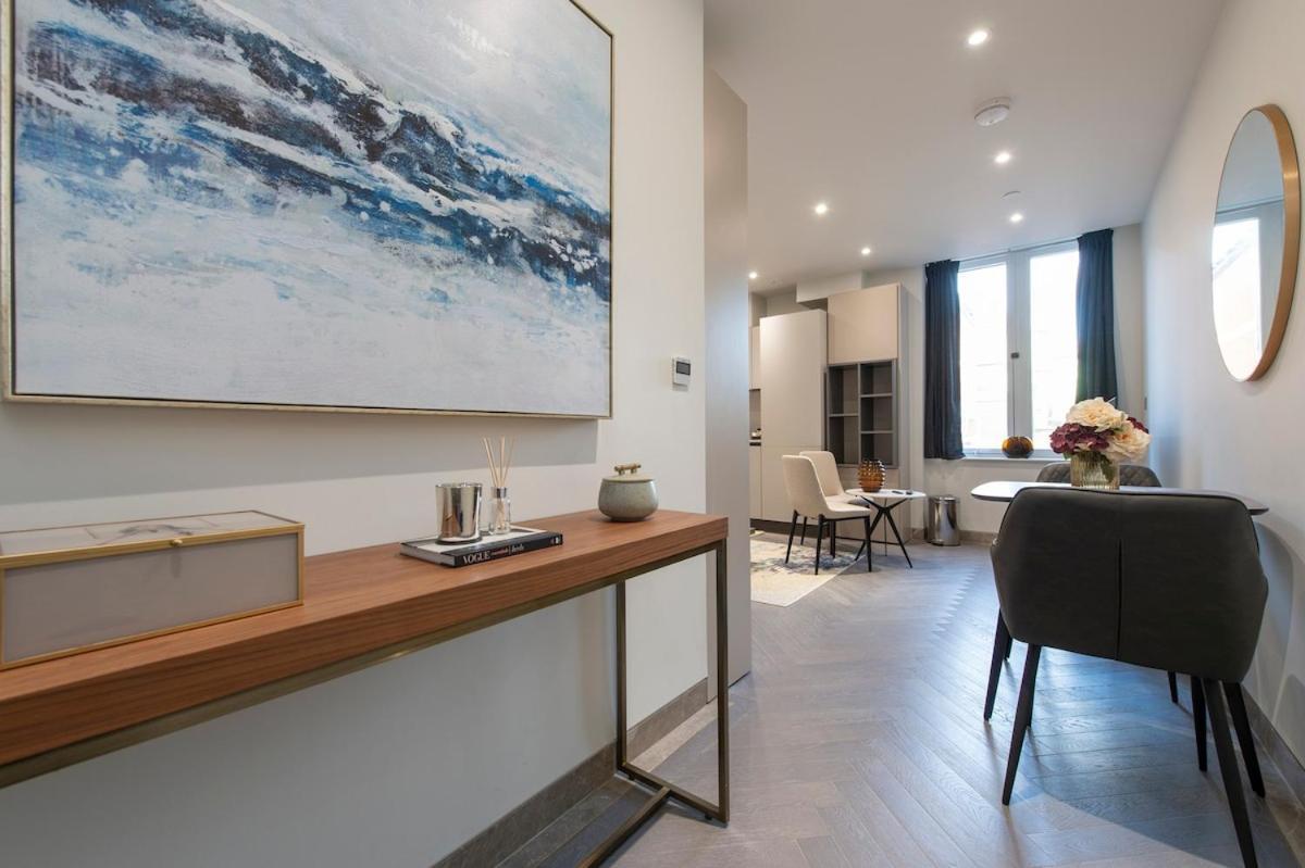 Apartment Escape - Stylish In - Chrl F16
